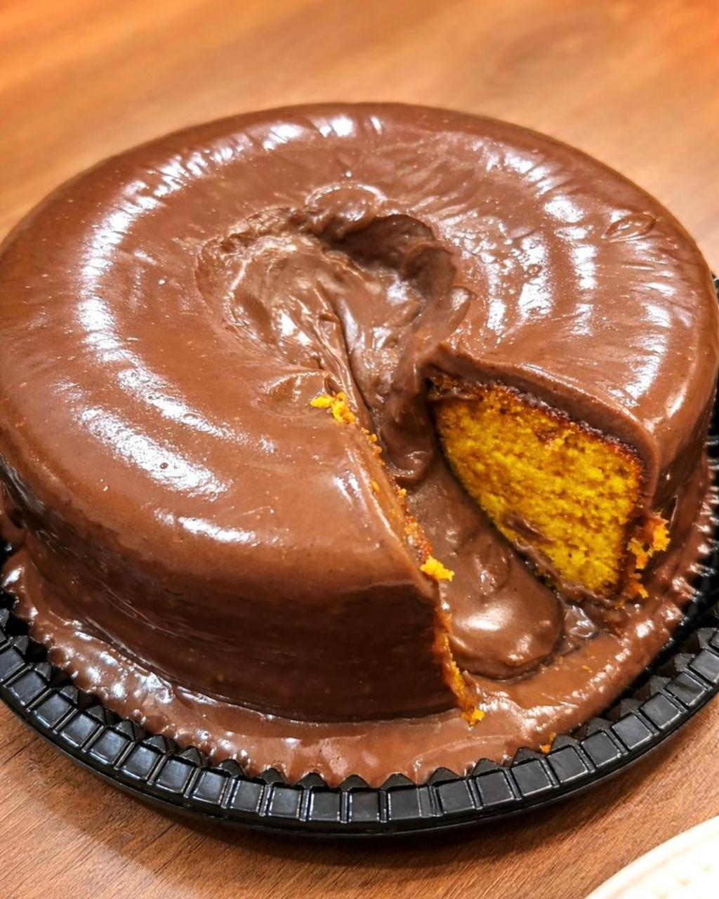 Bolo de Cenoura com Exagero de Chocolate - Vulcão - G